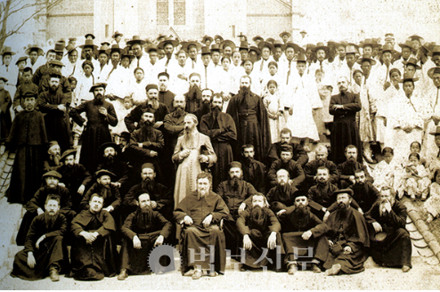 1900년 5월6일 명동성당에서 촬영한 페롱신부 사제 수품 50주년 기념 사진. 맨 앞 줄 가운데 의자에 앉은 사람이 페롱신부. 