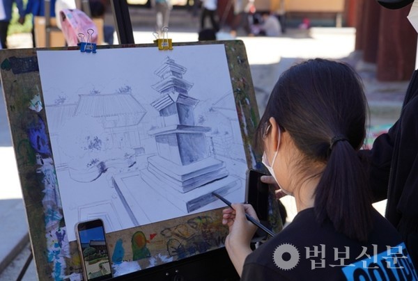 통도사 제1회 초중고 사생대회가 9월24일 경내 일대에서 개최됐다. 사진=통도사.