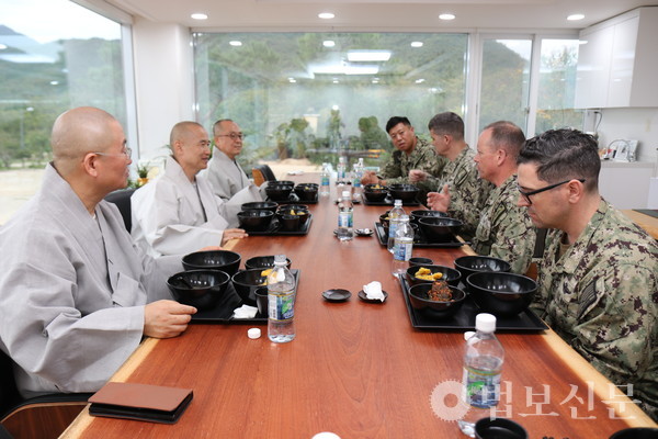 홍법사는 9월25일 경내 일대에서 ‘로널드 레이건 미 항공모함 해군 장병 환영 행사’를 전개했다.  사진=홍법사.