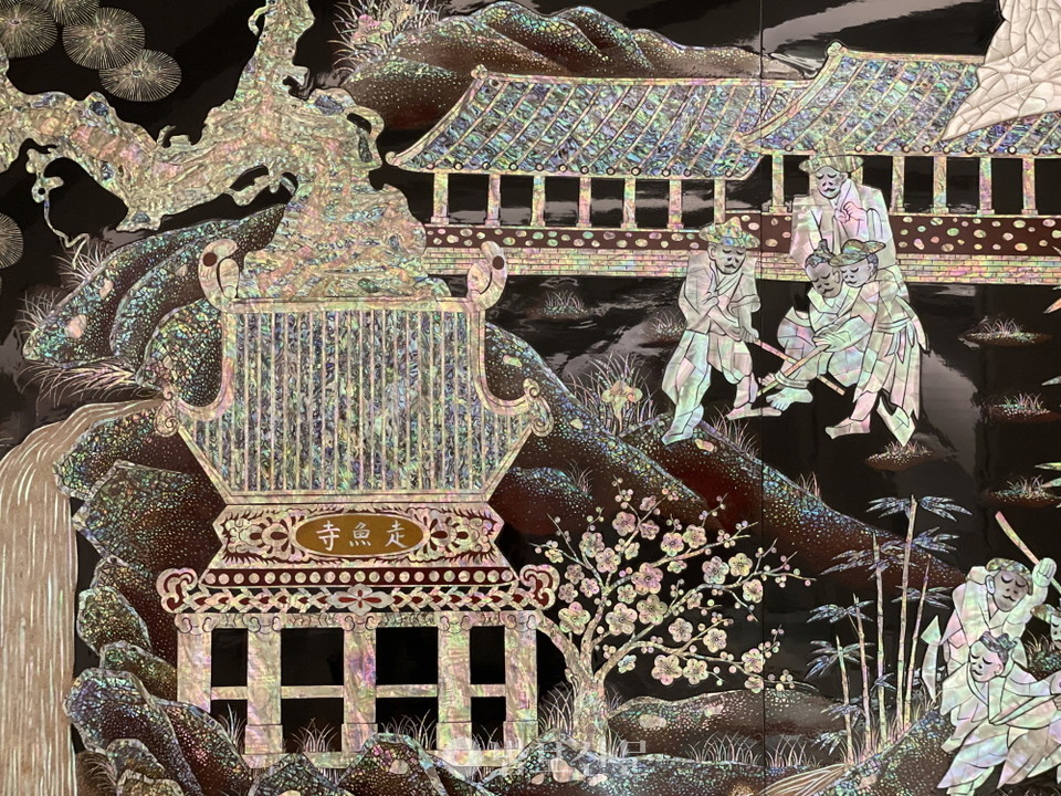 나전칠화 왼편에 그려진 여주 주어사. 가톨릭 과거로 소개하고 있다.