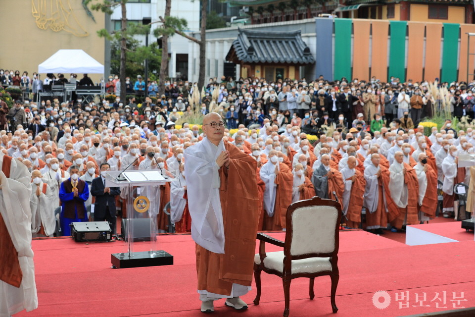 조계종 제37대 총무원장 진우 스님이 10월5일 취임법회를 갖고 "불교중흥의 새 역사를 열어가겠다"고 밝혔다. [공동취재단]