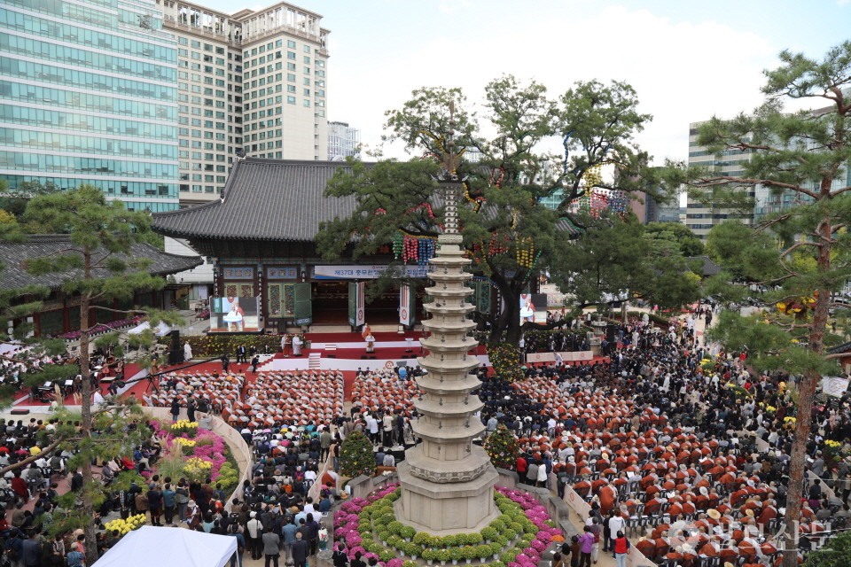 서울 조계사와 우정국로에는 사부대중 1만여명이 모여 진우 스님의 총무원장 취임을 축하했다. [공동취재단]