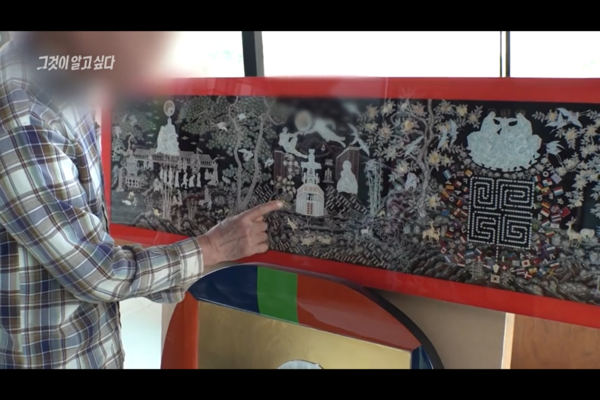 최 신부가 자신이 기획, 총괄한 법계도 나전칠화 축소판을 방송국 관계자들에게 설명하는 모습. SBS '그것이 알고싶다' 방송장면 캡처.