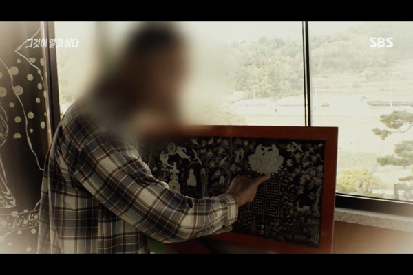 옹청박물관에 전시된 법계도 나전칠화. 최 신부가 법계도가 그려진 부분을 소개하고 있다. SBS '그것이 알고 싶다' 방송장면 캡처.