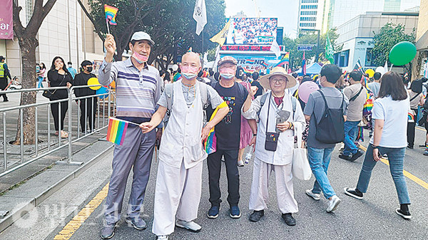 10월1일 제14회 대구퀴어문화축제에 참여해 성소수자를 상징하는 무지개 깃발을 흔들고 있다.