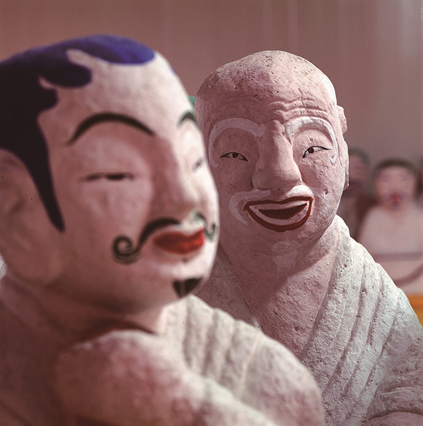 스님의 카메라 앞에서 미소를 드러낸 거조사 나한님(1994년 作).
