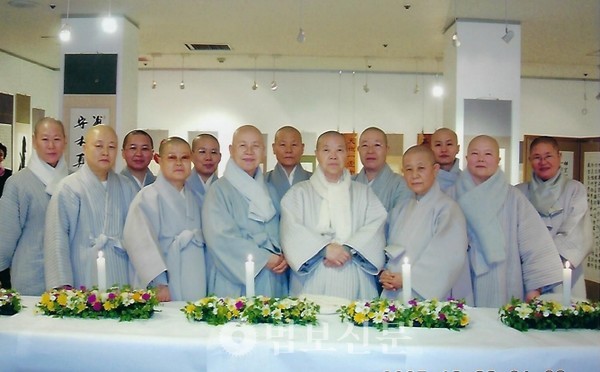 2007년 법계명성 스님과 전강 제자스님들.