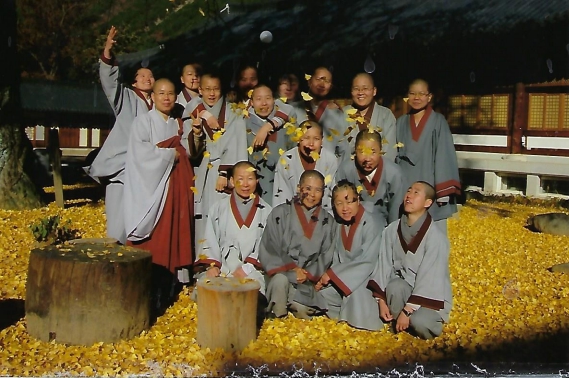 2008년 효탄 스님(중간 왼쪽)이 가사장삼을 수하고 학인스님들과 함께 한 모습. 