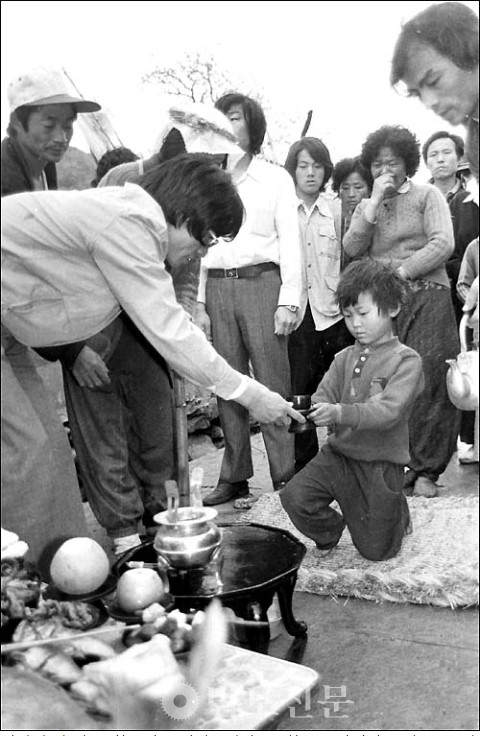 이기룡 포교사가 취재한 1982년 4월28일 의령 총기난동 관련 사진. 19회 한국보도사진전 금상을 받았다.