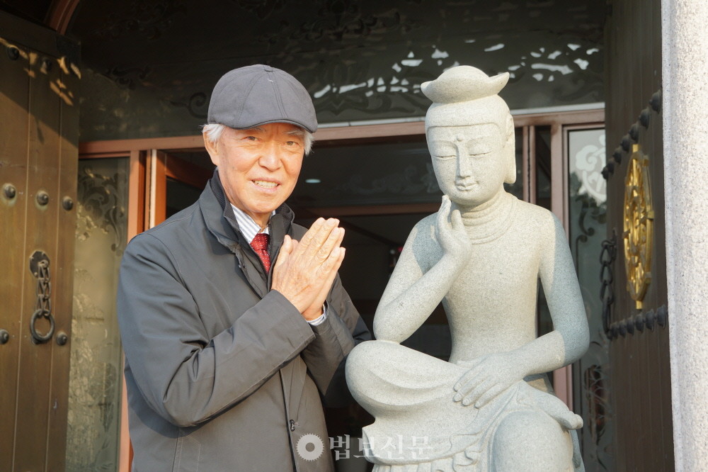 이기룡 포교사가 서울 법련사 입구 미륵보살반가사유상 앞에서 환하게 읏으며 합장하고 있다. 그는 “충청도 시골 사람이 77년을 무탈하게 살아낸 건 주위 인연은 물론 알게 모르게 받은 부처님 가피 덕분”이라고 말했다.