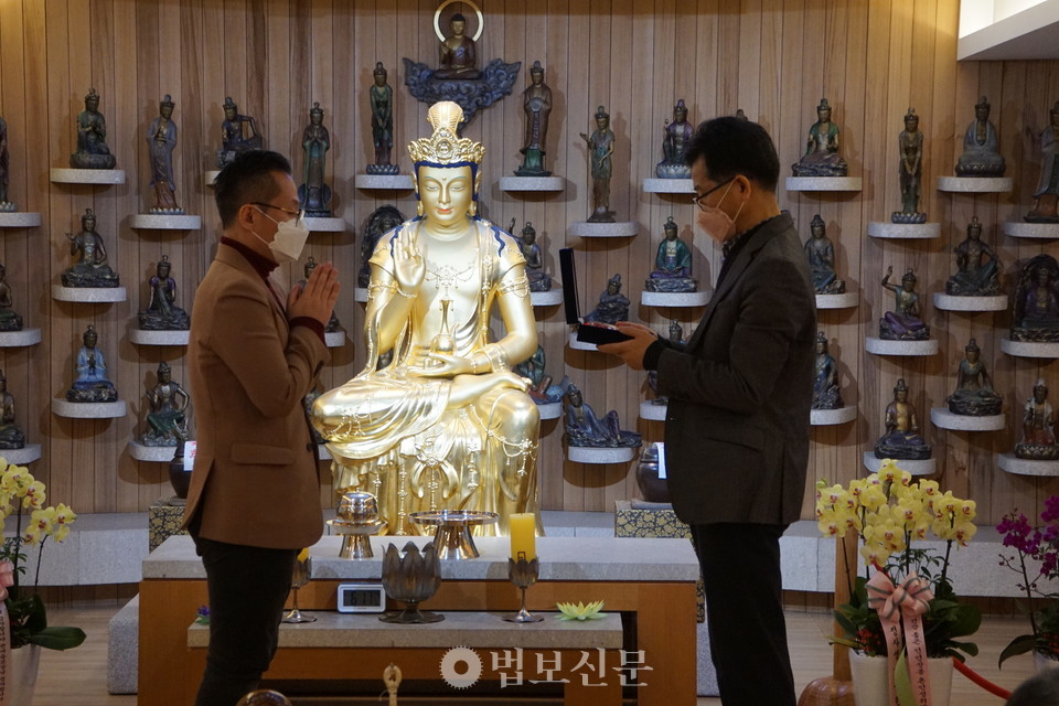 기획보도상을 수상받는 신성민 현대불교신문 기자(좌).