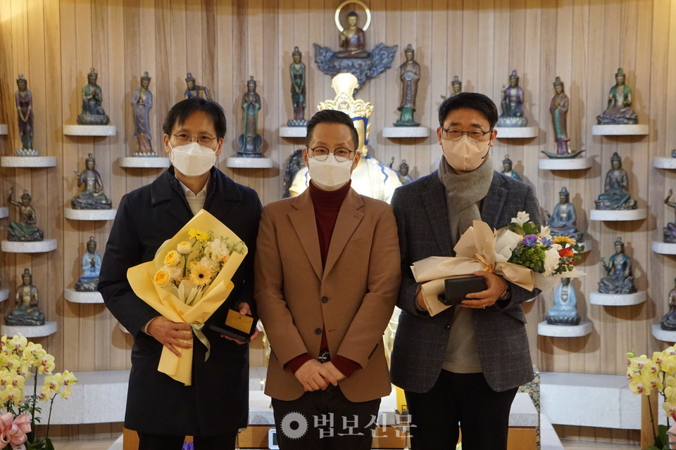 20년 근속상을 수상한 남동우 BTN불교TV 보도본부장(좌)과 이강식 금강신문 편집부장(우).