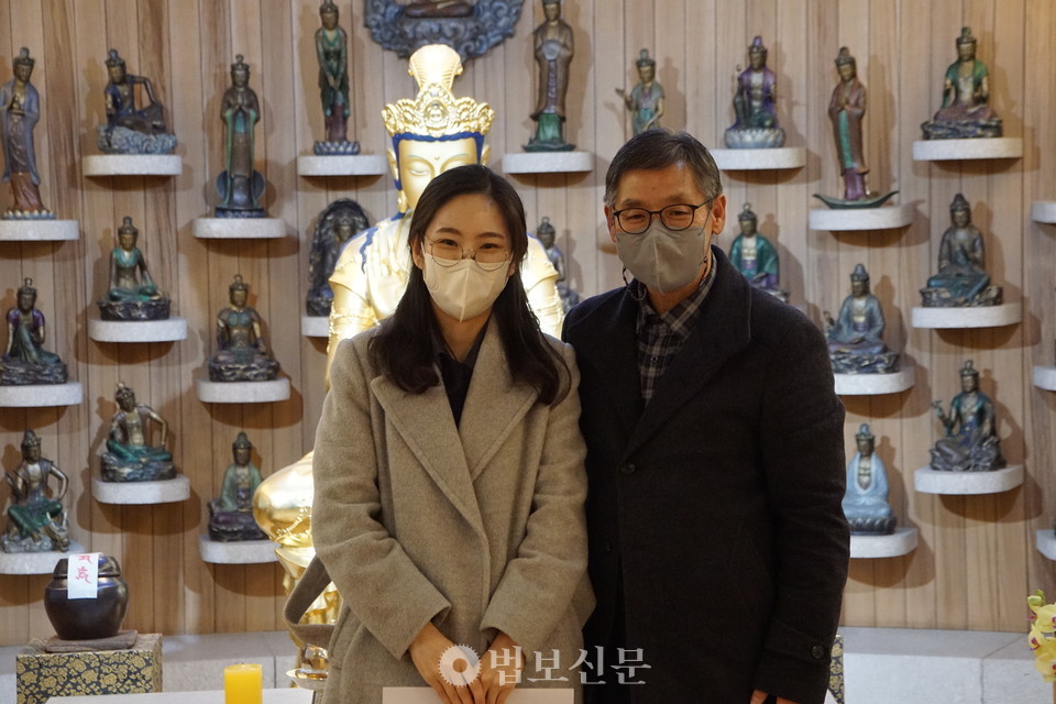 총지장학금은 김보배 밀교신문 기자(좌)의 자녀에게 돌아갔다.