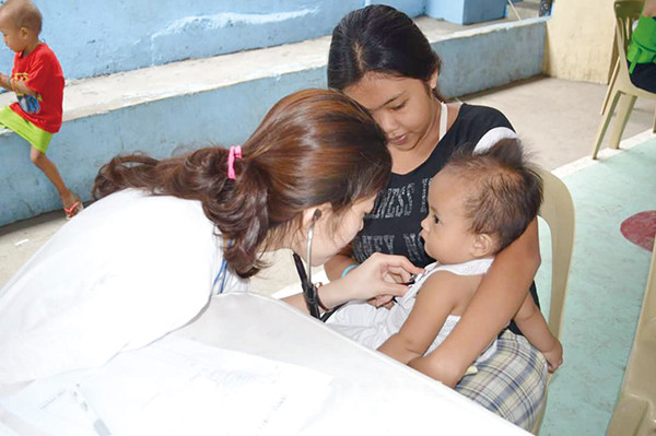 마하의료회 도움으로 필리핀 아이가 진료 받고 있다.