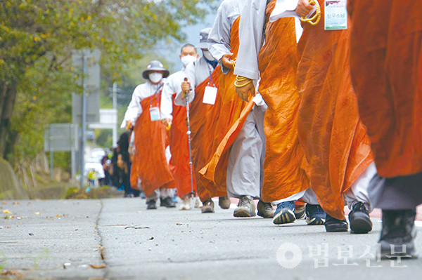 상월결사 인도순례는 2월9일 서울 조계사에서의 고불식을 시작으로 43일 대장정에 들어간다. 순례대중은 하루 8시간 평균 25km를 정진해 1167km를 순례한다. 