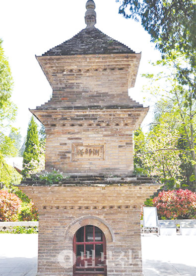 중국 시안 근교 흥교사에 세워진 원측 스님의 승탑.