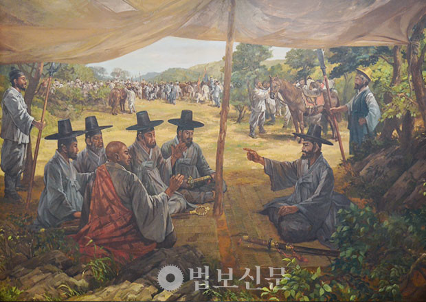 전략회의도. 영규대사는 14세 때 큰 범을 잡은 용맹을 지니고 있었으며, 외모는 우둔한 것 같이 보였으나, 기발한 병법을 구사하였다고 전해지고 있다. 조헌선생과 영규대사는 그의 막료들과 다가올 결전에 대비, 참모이며 부장인 이광륜(李光輪), 임정식(任廷式), 김절(金節), 이려(李勵), 곽자방(郭自防)등과 전략을 협의하고 있는 장면이다. [문화재청]