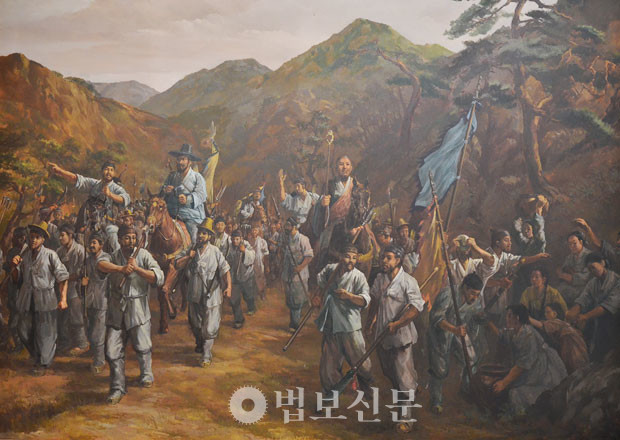 금산혈전출진도(錦山血戰出陳圖). 임진년 8월 16일 조헌선생과 영규대사가 금산의 왜적을 무찌르기 위하여 공주에서 유성(儒城)을 거쳐 금산으로 진격하고 있는 모습이다. 이때 칠백의사들이 청주성을 탈환한 소식은 호남, 호서에 퍼져나가 백성들의 사기는 높아졌고, 칠백의사를 우러러보며 아낙네들은 물과 음식까지 마련하여 바치기도 했다. [문화재청]