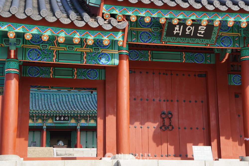 금산 칠백의총 취의문. 뒤편에 종용사가 보인다.