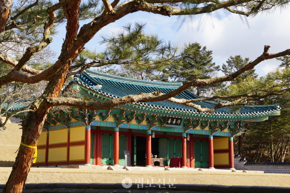 칠백의총 종용사. 문화재청 칠백의총 홈페이지에 따르면 "종용사에는 칠백의사 이외에 눈벌 싸움에서 순절한 고경명(高敬命) 선생과 그 막좌(幕佐) 및 사졸(士卒), 그리고 횡당촌 싸움에서 순절한 변응정(邊應井)선생과 무명의사(無名義士) 등 21위의 위패를 모시고 있으며, 국가에서는 매년 9월 23일(임진년 음력 8월 18일 해당)에 칠백의사 순의제향(殉義祭享) 행사를 거행하고 있다."