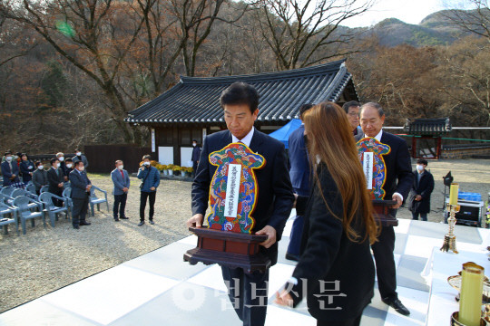 금산 보석사 주지 장곡 스님은 지난해 11월25일 대웅전 앞에서 열린 위패 봉안식을 열었다. 금산전투에서 순국한 14명 스님(신문·공연·운우·도신·홍선·각해·홍월·인진·지한·운담·지원·최호·처영·운일) 위패를 조사전에 새롭게 모시기 위해서다. [금산문화원]