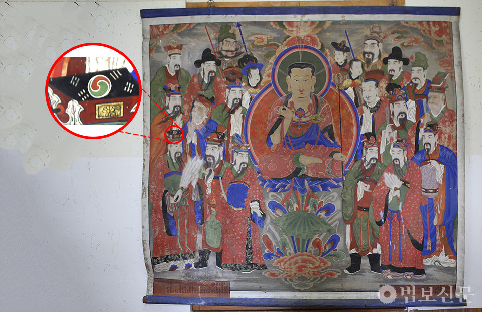 남원 선원사 지장시왕도. 주지 운문 스님은 최근 지옥을 관장하는 10대왕 가운데 제6대왕인 변성대왕 관모에 태극기(확대사진 참조)가 그려져 있는 것을 발견했다. [선원사]