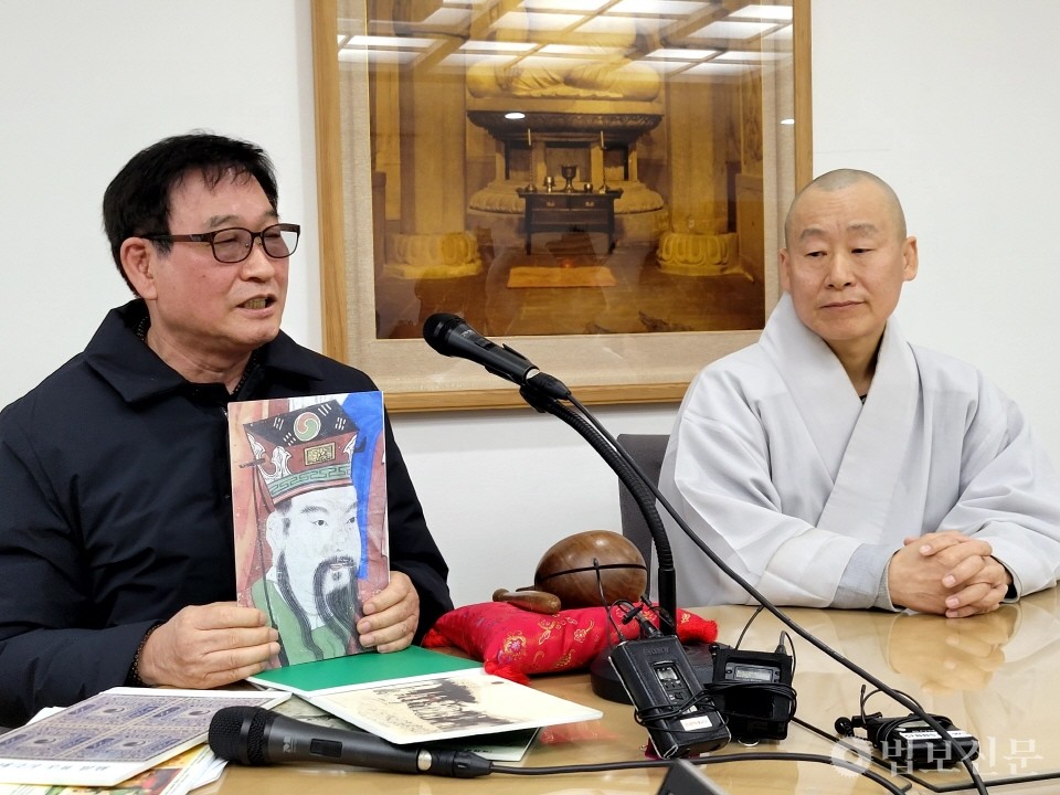 선원사 주지 운문 스님과 태극기 연구가 송명호 문화재청 전 근대문화재분과 전 전문위원이 기자회견을 열어 지장시왕도에서 발견된 태극기에 대해 설명하고 있다.