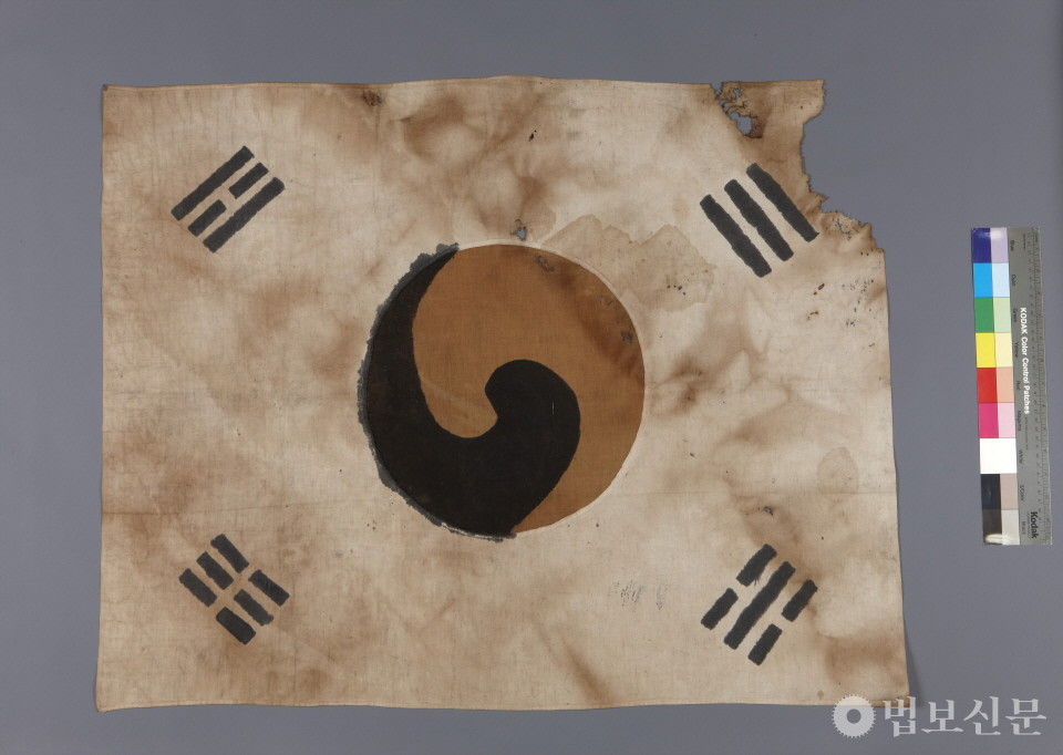 1919년 제작됐을 것으로 추정되는 진관사 태극기(보물). 태극을 중심으로 4괘의 형태가 신원사 태극기 그림과 일치한다. [문화재청]