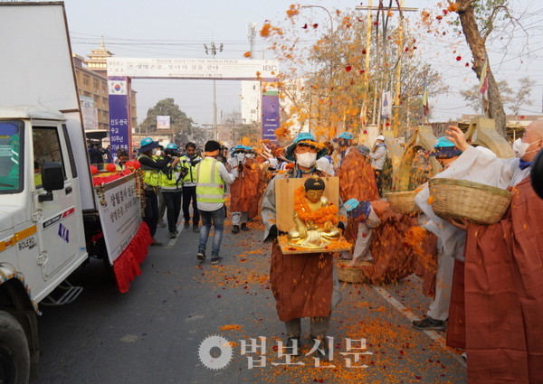 순례단을 응원하기 위해 한국에서 찾아온 불자들이 보드가야에 들어서는 순례단을 맞이했다. 