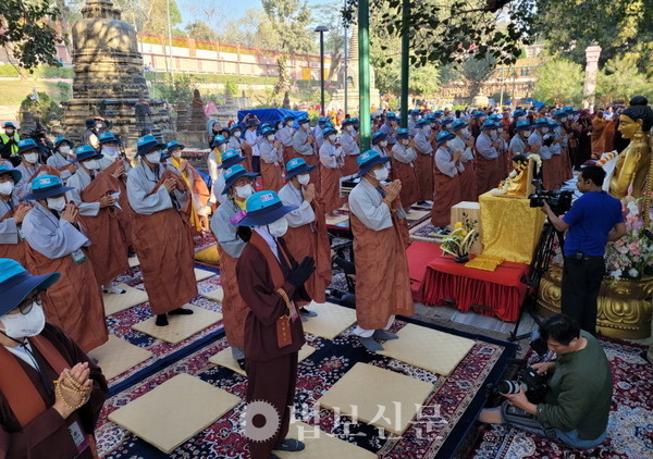 상월결사 인도순례단이 부처님의 성도성지 마하보디대탑 앞에서 '세상의 평화를 위한 기원법회'를 봉행했다. 