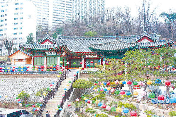 서울 성북구 돈암동에 위치한 현재의 흥천사. 신덕왕후의 정릉과 그 능침사찰인 흥천사는 태조 5년 당초 서소문 안쪽의 정동에 세워졌지만, 정릉은 태종 때 4대문 밖인 성북구로 이전되어 방치됐고 정동의 흥천사는 중종 5년 화재로 소실되었다. 이후 정조 18년(1794) 성북구의 정릉을 지키고자 새로 지어진 신흥사(神興寺)가 흥천사로 이름을 바꾸며 오늘에 이른다.