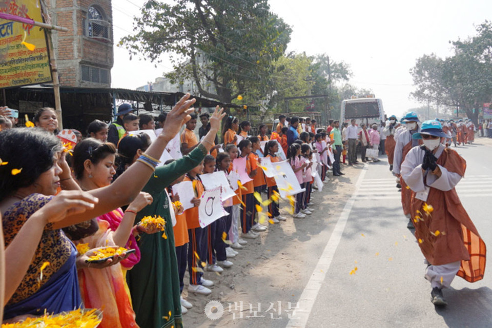  19일차 숙영지인 나가르나우사에 들어서자 지역 주민들이 환영의 의미를 꽃을 뿌리며 순례단을 맞이했다.