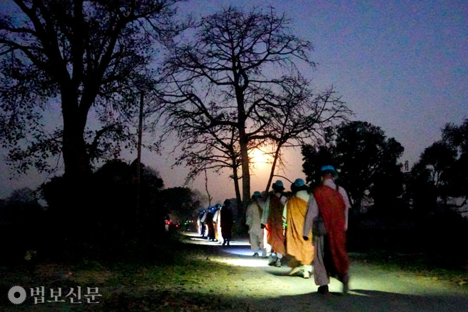 한국과의 경도 차이였을까? 인도의 음력 보름은 오늘인 듯 새벽 행선 길을 비추는 달은 보름인 어제보다 더욱 둥글고 밝았다.