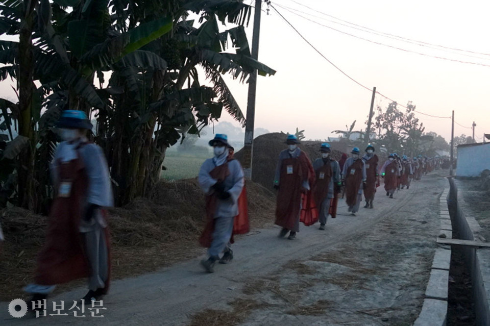 3시간여를 걸어 15km를 행선한 순례단은 비하르주의 마지막 마을인 마쵸아에서 아침 공양을 했다.