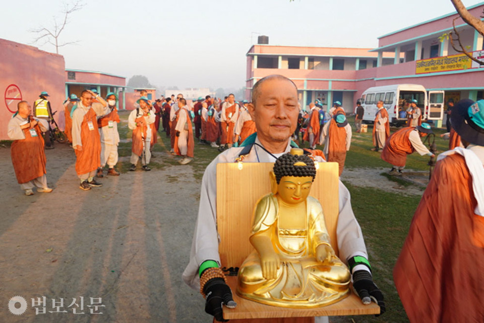 평소 좋지 않았던 허리통증이 다리까지 내려와 힘겹게 걸음을 이어온 제민 스님이 이날 처음으로 부처님을 품에 안았다.