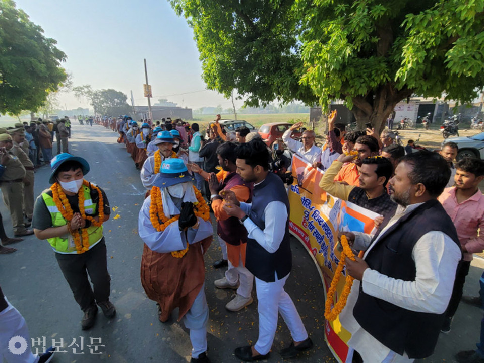 마을마다 주민들이 순례단을 환영했다. 