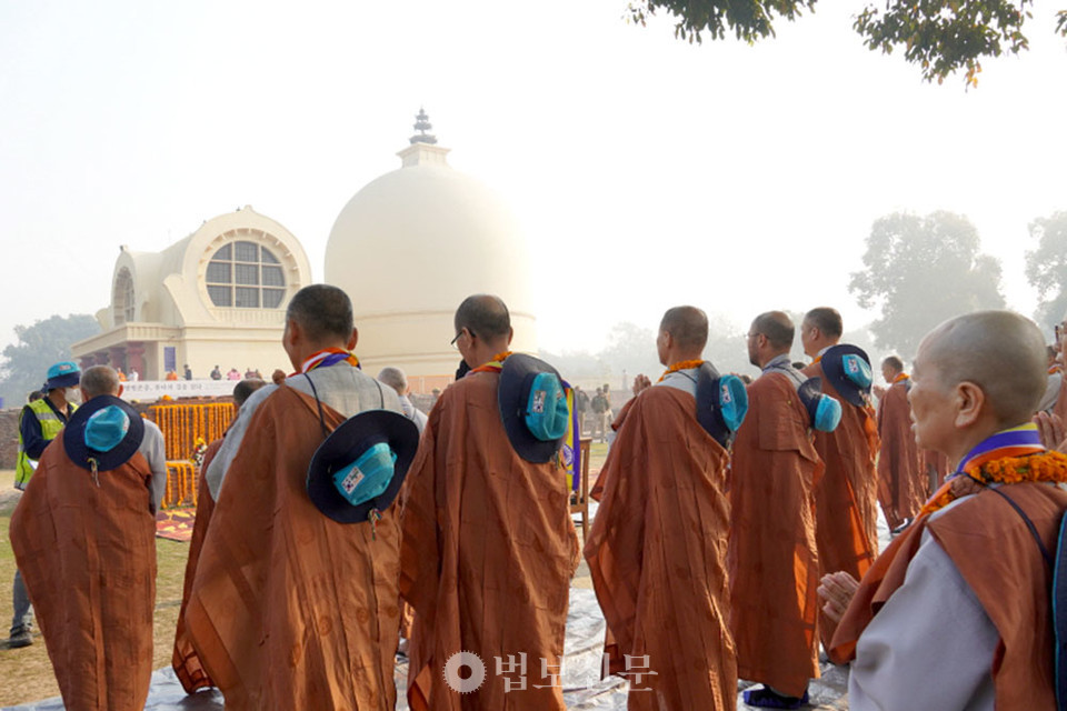 법회에는 순례단뿐 아니라 한국에서 찾아온 많은 스님과 불자들도 자리를 함께했다. 