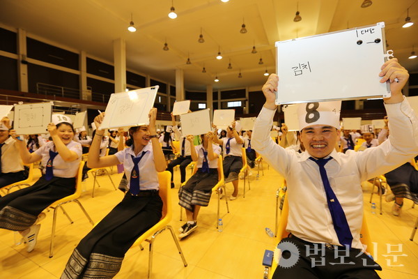 한나래문화재단은 2월24일 라오스국립대 한국어학과의 ‘제1회 한국어 도전골든벨’을 개최했다. 사진제공=한나래문화재단.