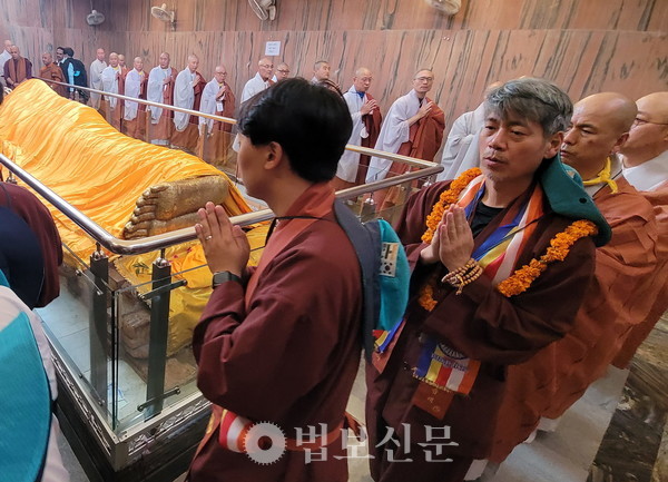 상월결사 순례단은 열반당에서 “게으르지 말라”는 부처님의 마지막 가르침을 되새겼다.