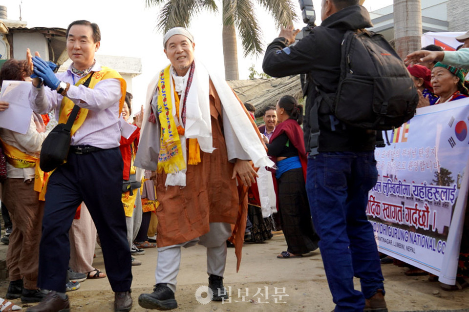 입국 수속을 마친 회주 자승 스님이 한국 불자와 네팔 주민들의 환영 속에 룸비니를 향한 첫 걸음을 디뎠다.