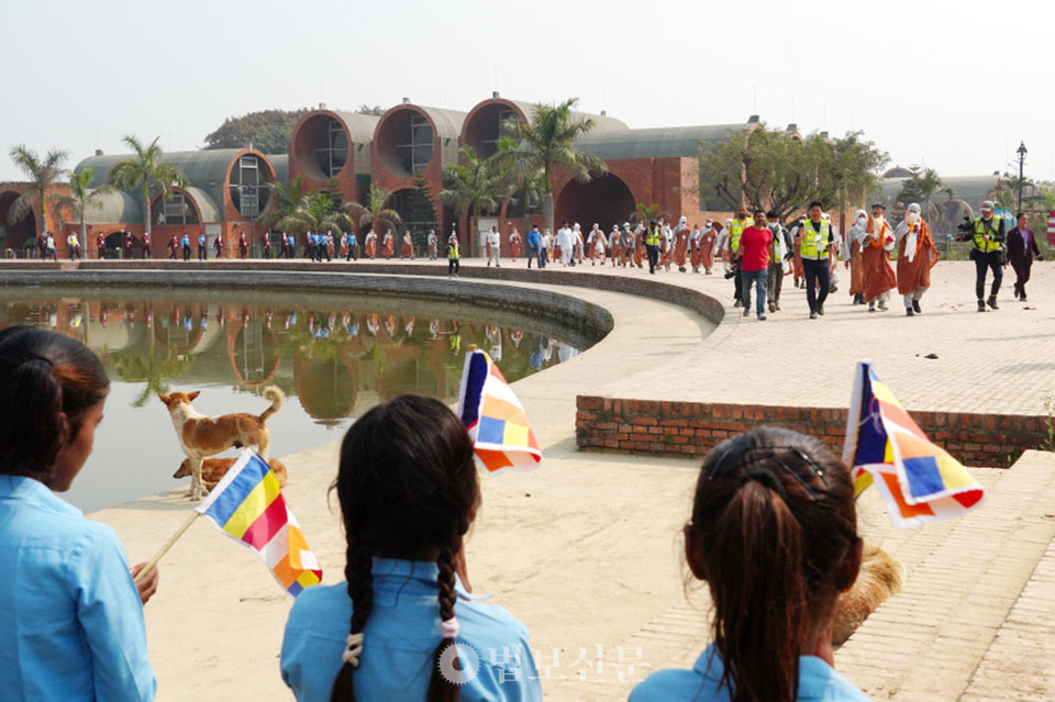 지구촌공생회가 네팔 곳곳에 세운 18개 학교 학생들이 이른 아침부터 행선길 곳곳에서 환영 현수막을 흔들며 박수로 순례단을 맞아 주었다.