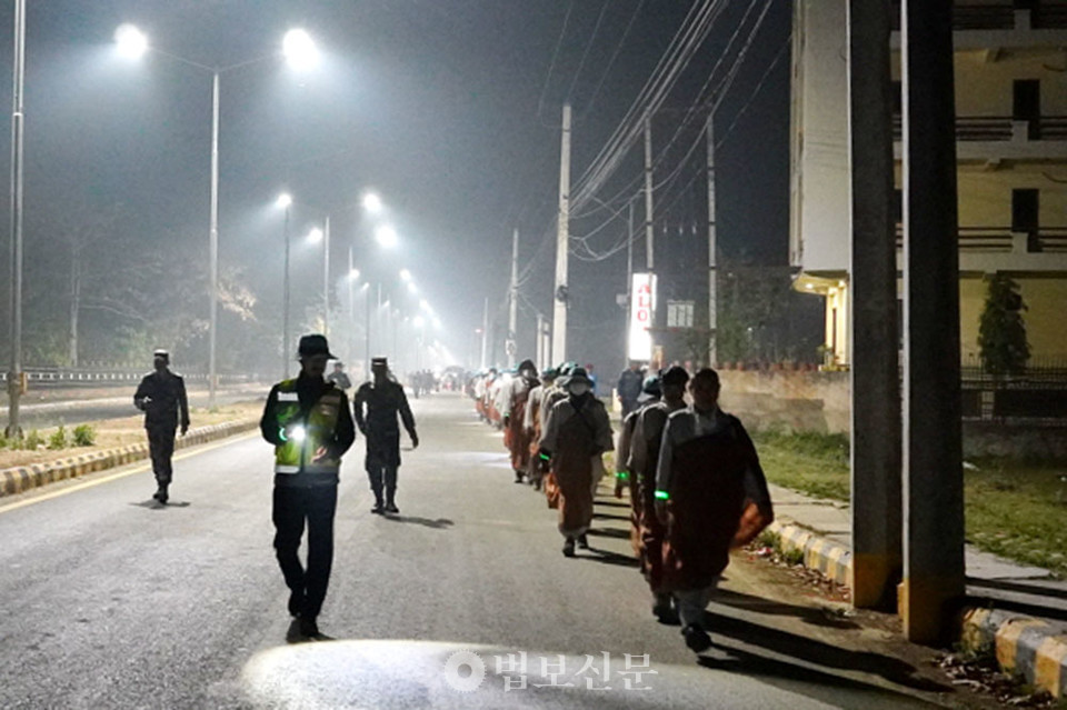 순례단은 새벽 3시 네팔 경찰의 엄중한 경호 속에 순례단은 카필라바스투의 유적이 있는 인도 피프라흐와로 방향을 잡았다.