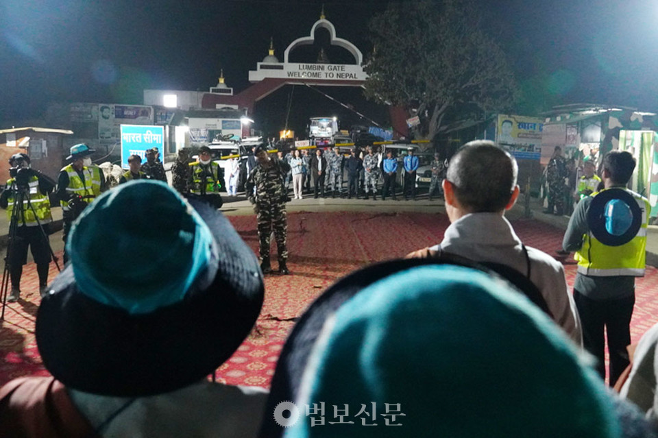 순례단은 정성을 다해 배웅해 준 주네팔 한국대사관 관계자와 네팔 경찰들에게 감사의 인사를 전한 후 다시 카필라바스투를 향해 행선을 이어갔다. 