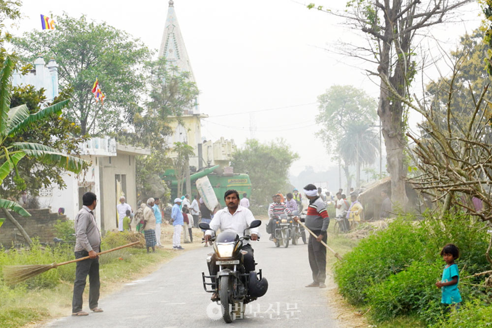 순례단의 편안한 순례길을 위해 마을길을 청소하는 주민들.