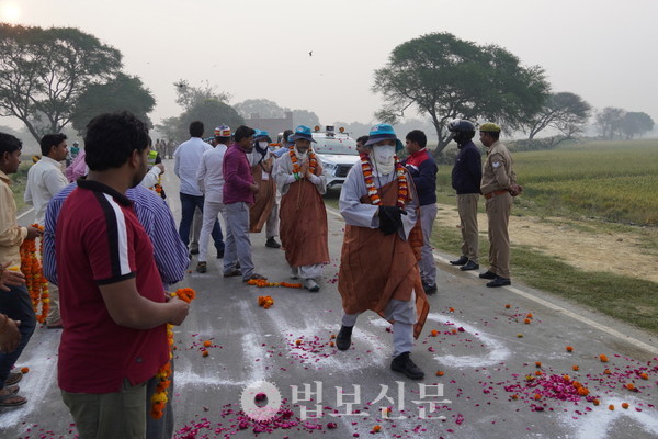 꽃다발과 꽃비로 순례단의 발걸음을 응원하는 지역의 주요 관계자들.