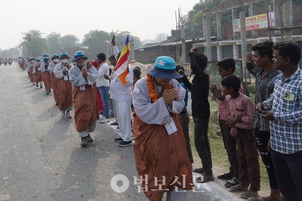 지역의 불자들이 ‘존귀하신 부처님의 가피를’이라는 뜻의 힌디어를 외치며 순례단을 발걸음을 응원했다. 