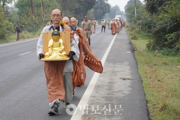 아침공양 이후 행선은 순례단의 품에 안긴 부처님이 앞장서 길을 연다. 