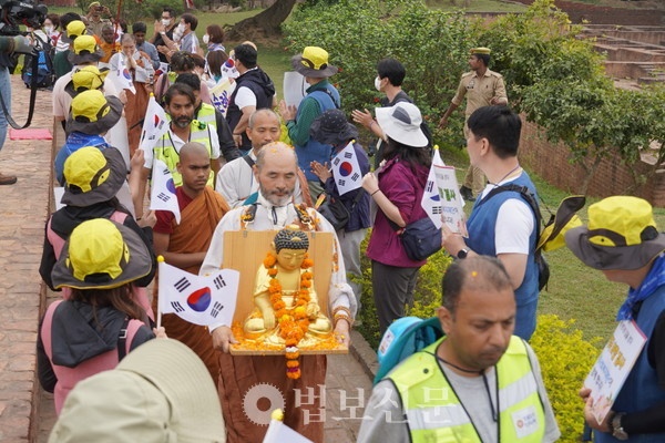 기원정사에 부처님과 순례단이 들어서고 있다.
