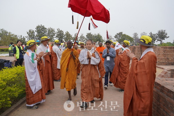 상월결사 회주 자승 스님이 한국에서 찾아온 스님들의 환영을 받으며 간다쿠티로 향하고 있다.