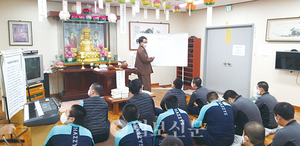 학생들에게 불교교리를 가르치고 있다.